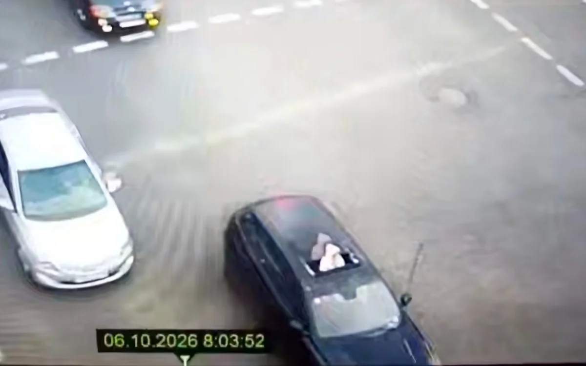 Талдықорғанда қызын көлік төбесінен шығарған әке жауапқа тартылды