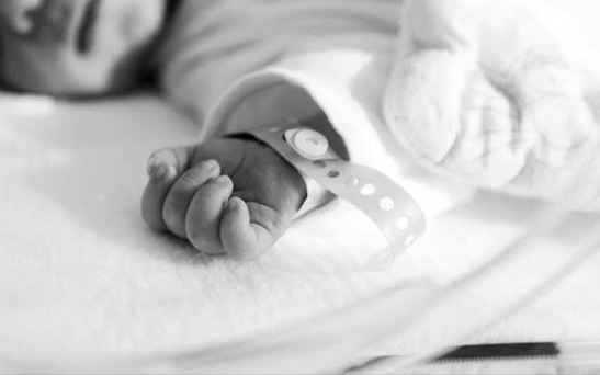 Баланы емізіп отырып ұйықтап қалған: Ақмола облысында әйел сотталды