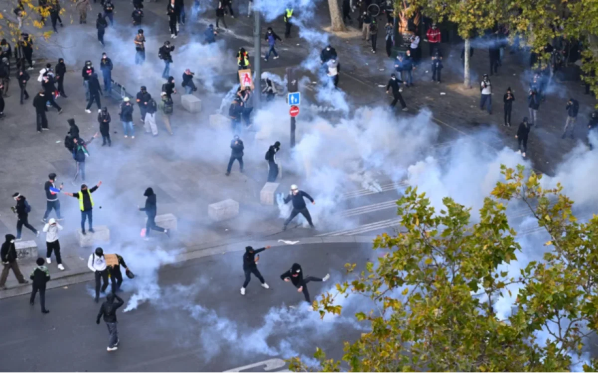 Протестующие на площади Республики в Париже, 17 октября