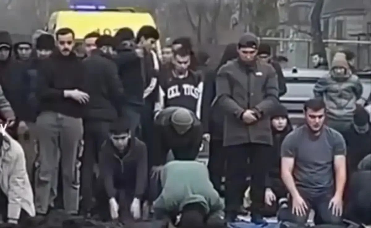 Алматыда бір топ ер адам намаз оқу үшін жолды жапты