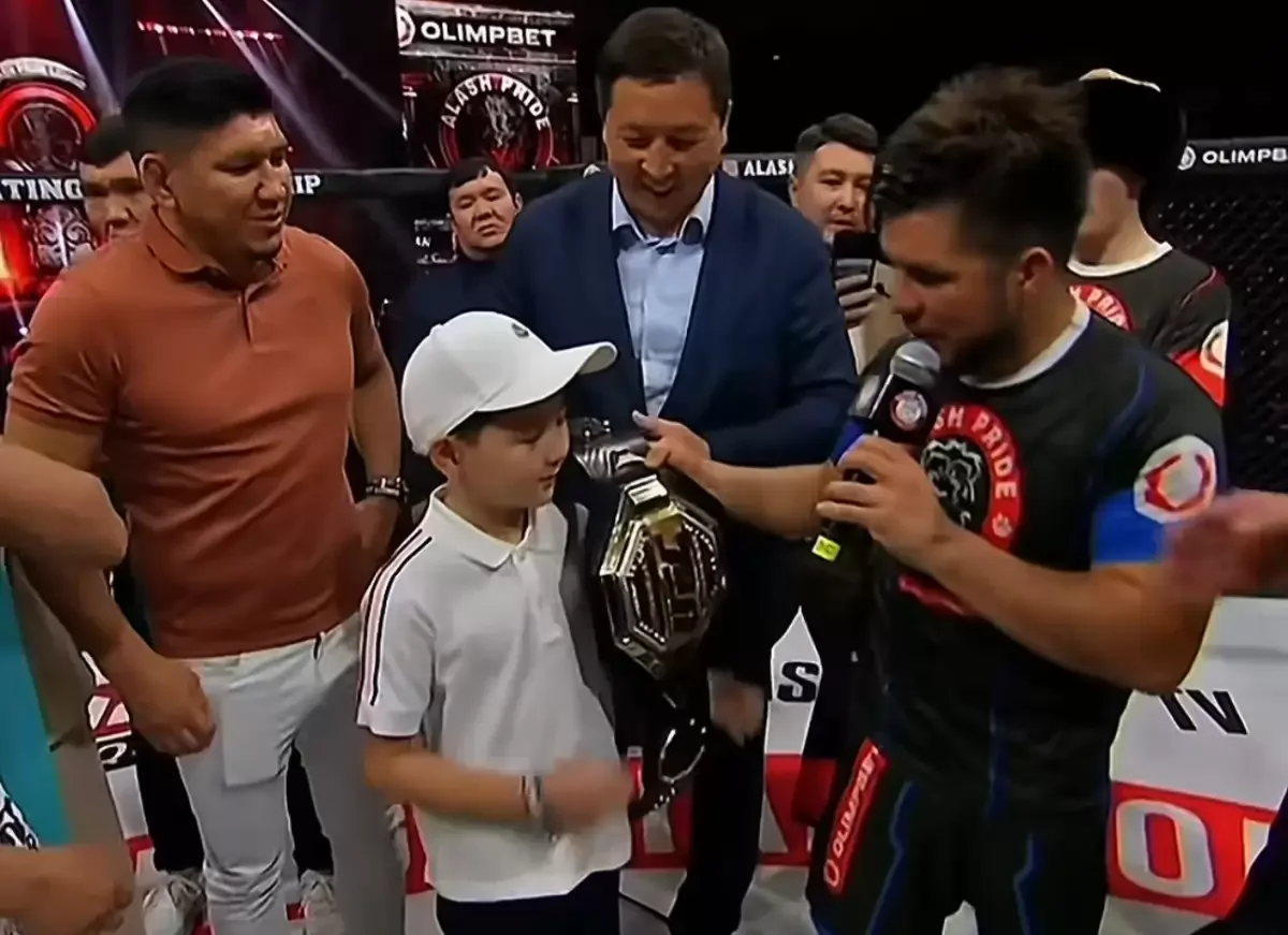 АҚШ чемпионы қазақстандық балаға UFC белдігін сыйлады
