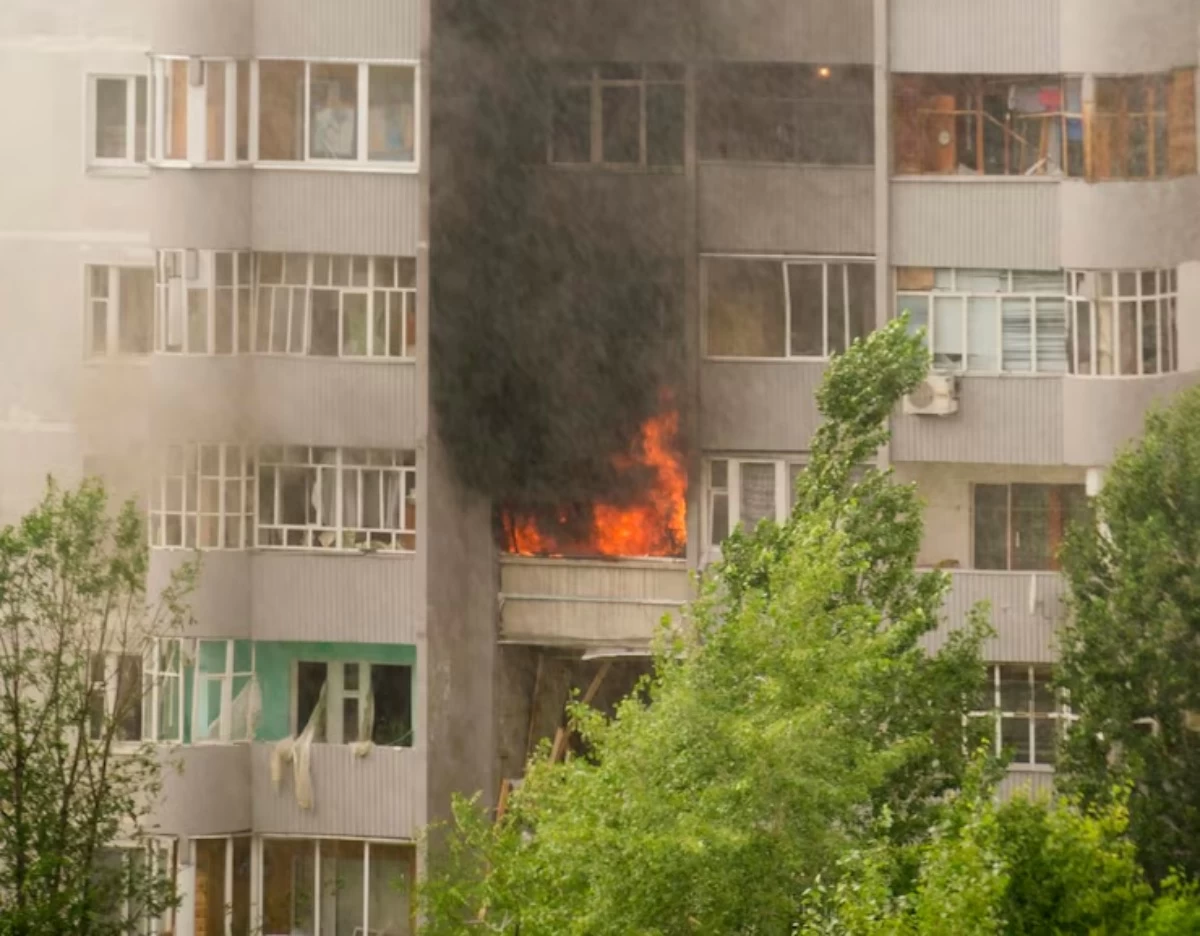 Өскеменде тұрғын үй өртеніп, ондаған адам құтқарылды