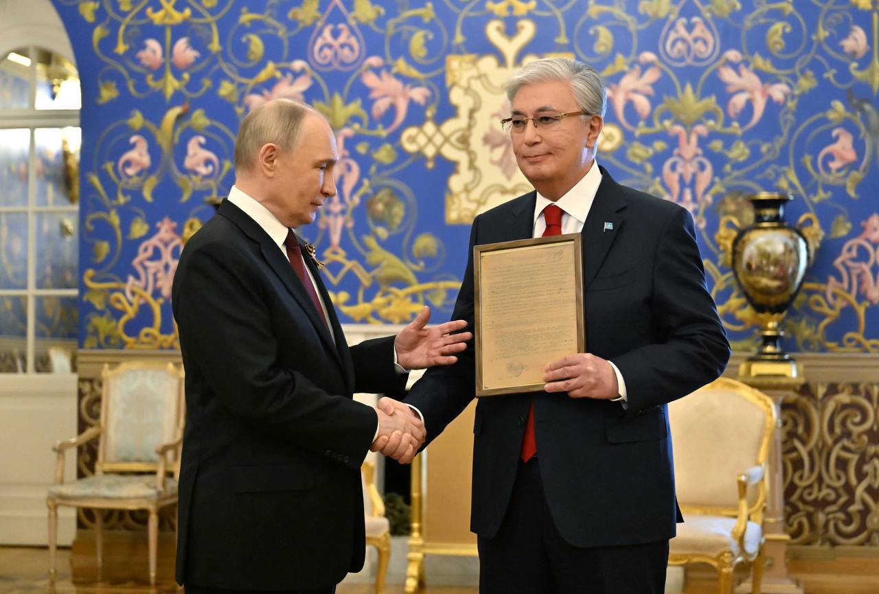 Путин Тоқаевқа әкесінің марапат парағын табыстады