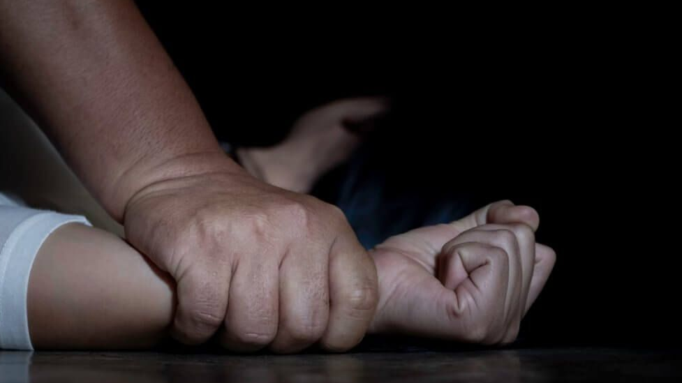 "Үнемі жас жігіт іздейді": ІТ маманы өзін мектеп орынбасары ішкізіп, зорлағанын айтты