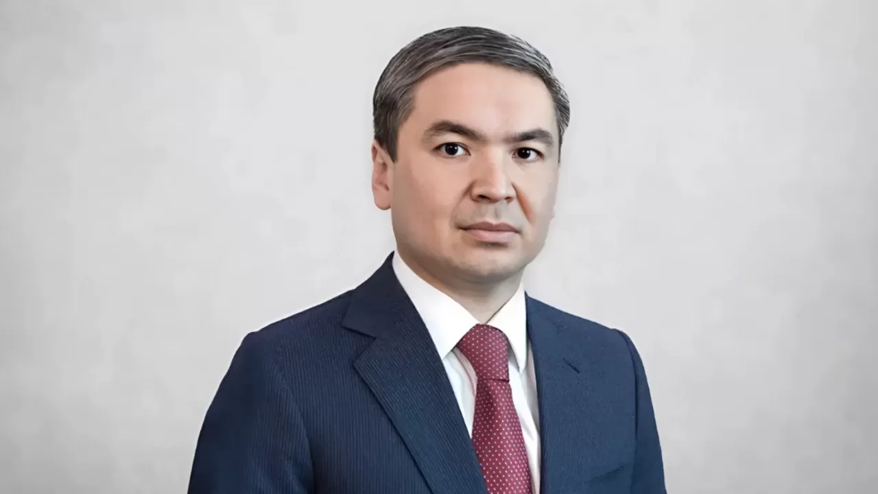 Мәжіліс: Құрылыс министрі екі тілде де сауалды түсінбей, сынға ұшырады