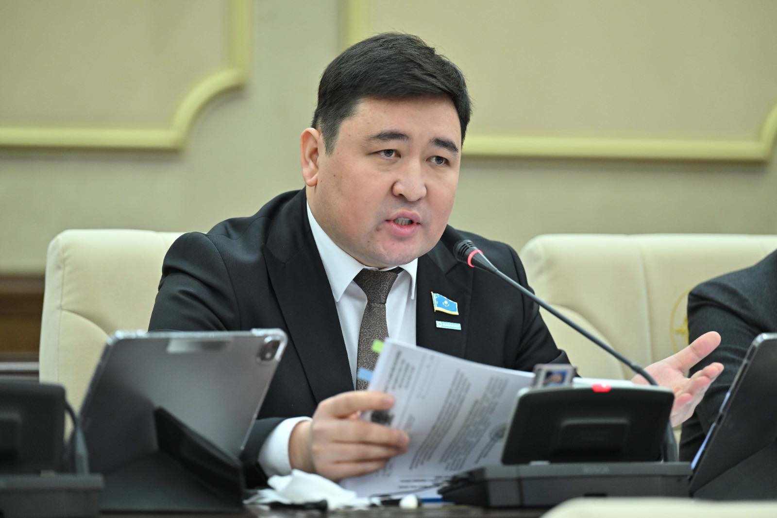 Депутат: Несиеге тамақ алып ішуге мәжбүр халыққа кім көмектеседі?