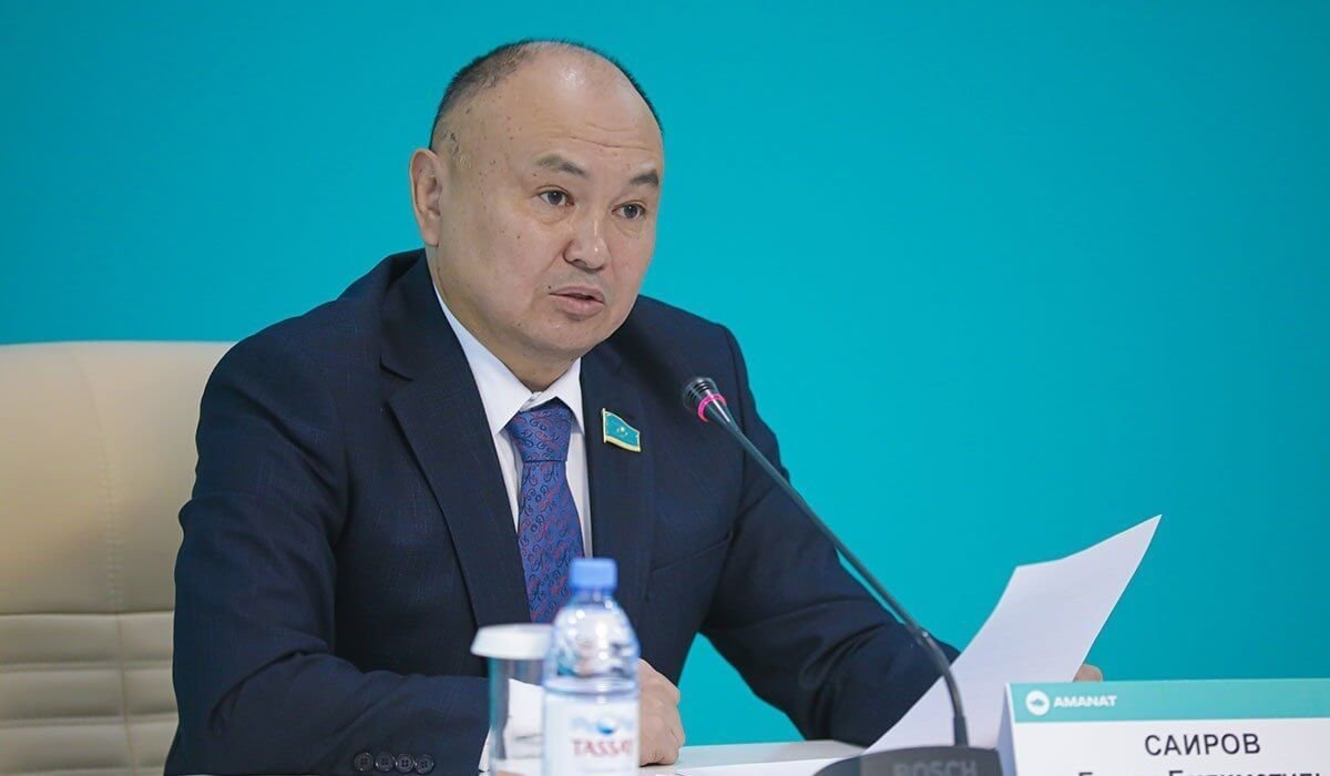 Депутат Ерлан Сайыров екі сөйлеп, жұрттың сынына қалды