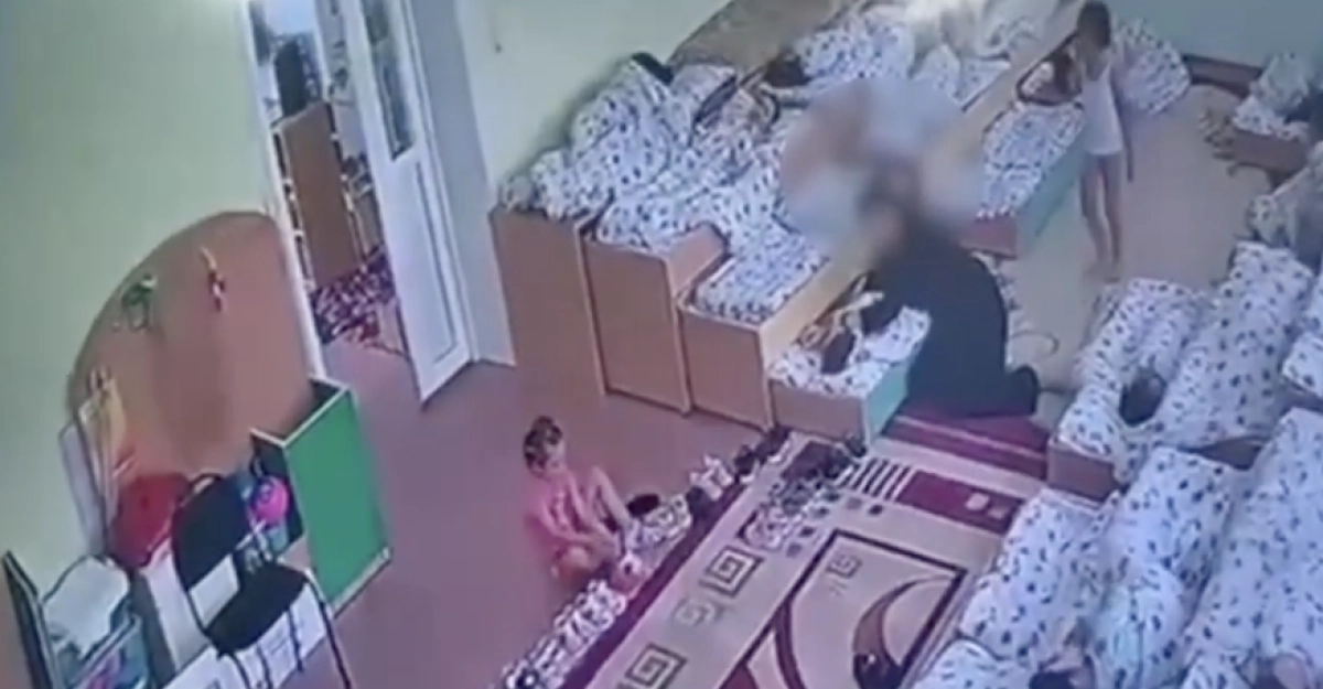 «Баламды ұйықтату үшін тұншықтырған»: Семейдегі балабақшада шу шықты