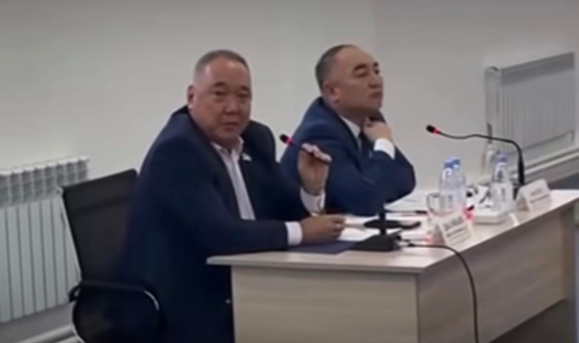 Халықпен байланыс жоқ: Атыраулық депутаттар тұрғындардың сұрағына жауап берудің орнына дауыс көтерген