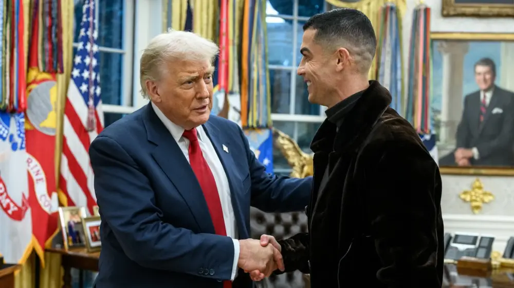60 миллион қаралым: Трамп пен Роналдудың «футбол ойнаған» сәті желіні жарды