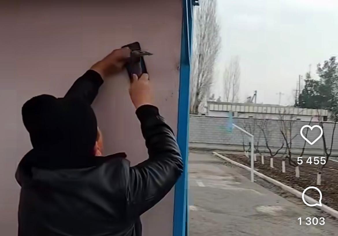 Мектеп директоры оқушының телефонын тартып алып, тақтаға шегелеп тастады