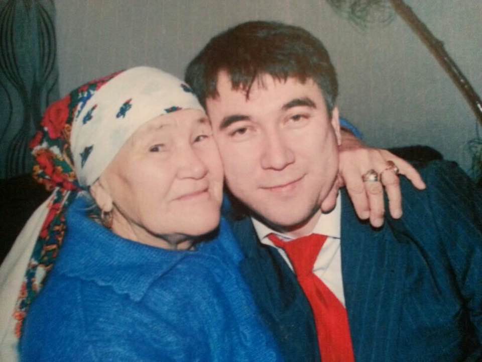 "Сіз барда дүние де түгел, көңіліміз тоқ еді..." – Есен Елеукен жүректерді тебіренткен жазбасын жариялады
