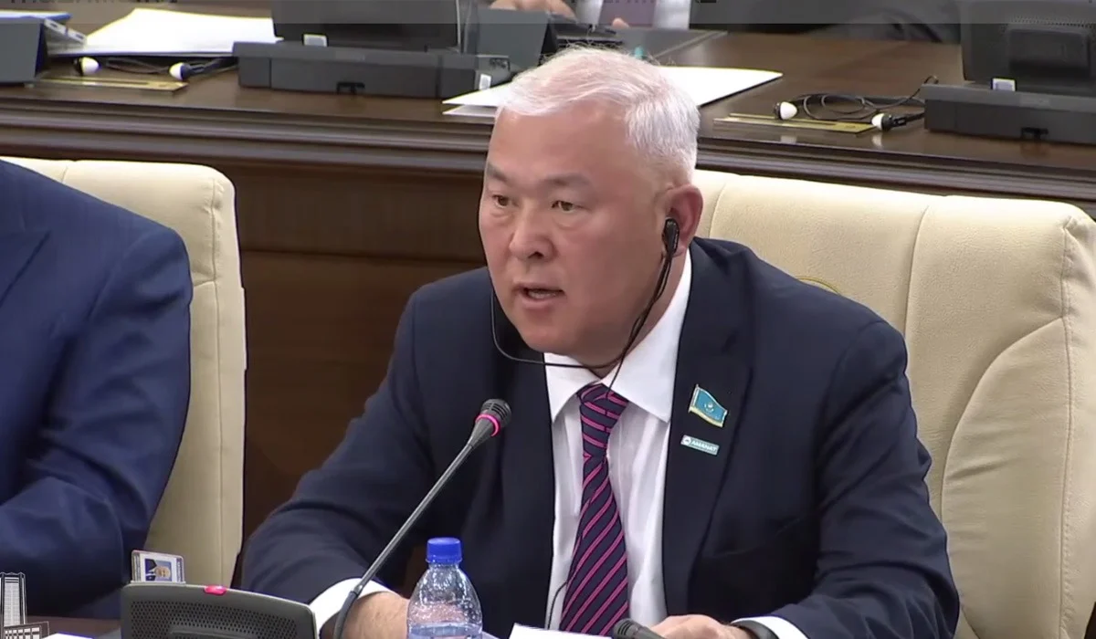 "Өтірік айтады": Депутат экс-министр Шарлапаевқа шүйлікті