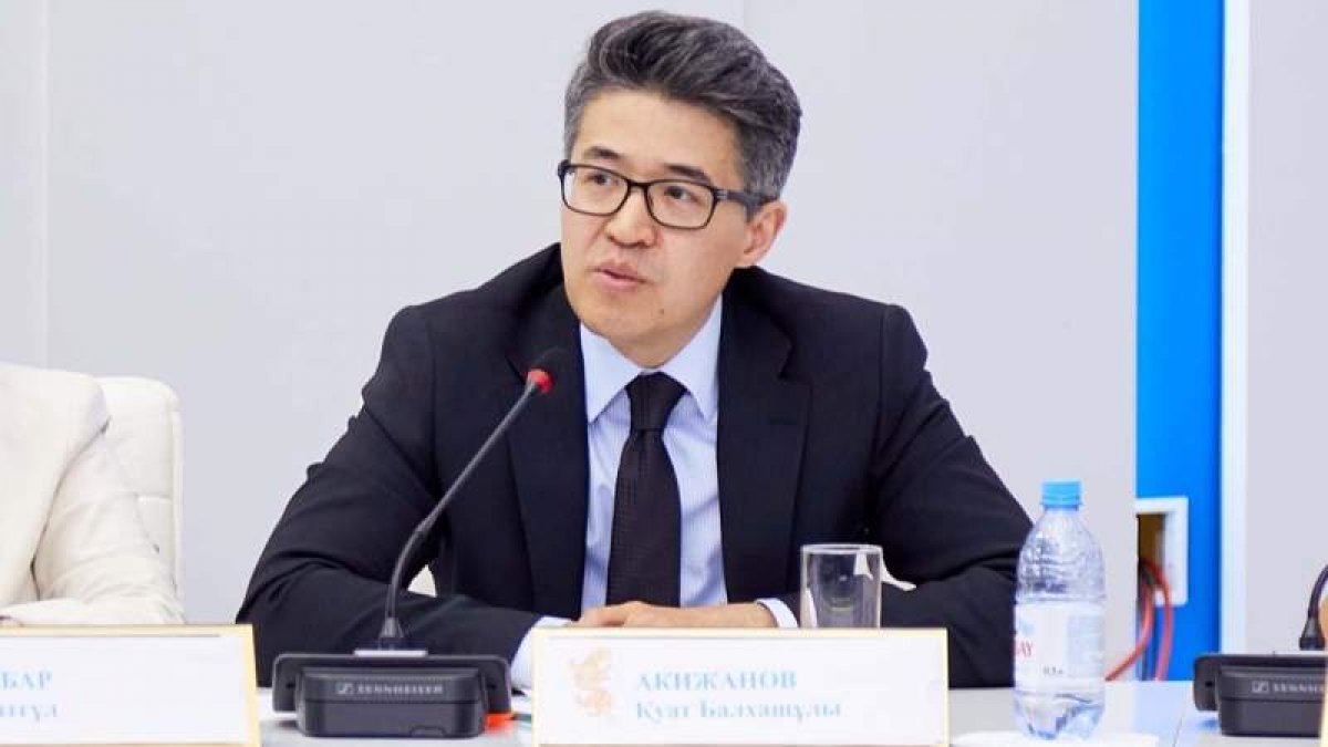 Экономист әр қазақстандыққа айына 300 мың теңгеден беруді ұсынды