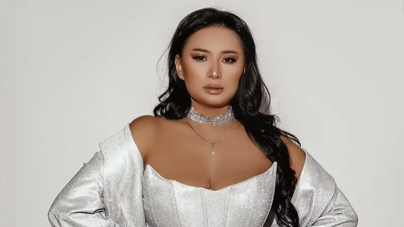 «Мәдина әпшеде конкурент пайда болды»: Мәдина Садуақасованың бейнесін қайталаған визажист желіде қызу талқыға түсті (ВИДЕО)