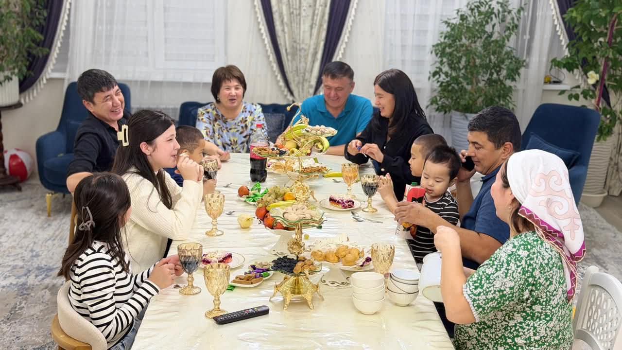 8 жыл бойы сәби аңсаған отбасы бір үйдің бес баласын асырап алды