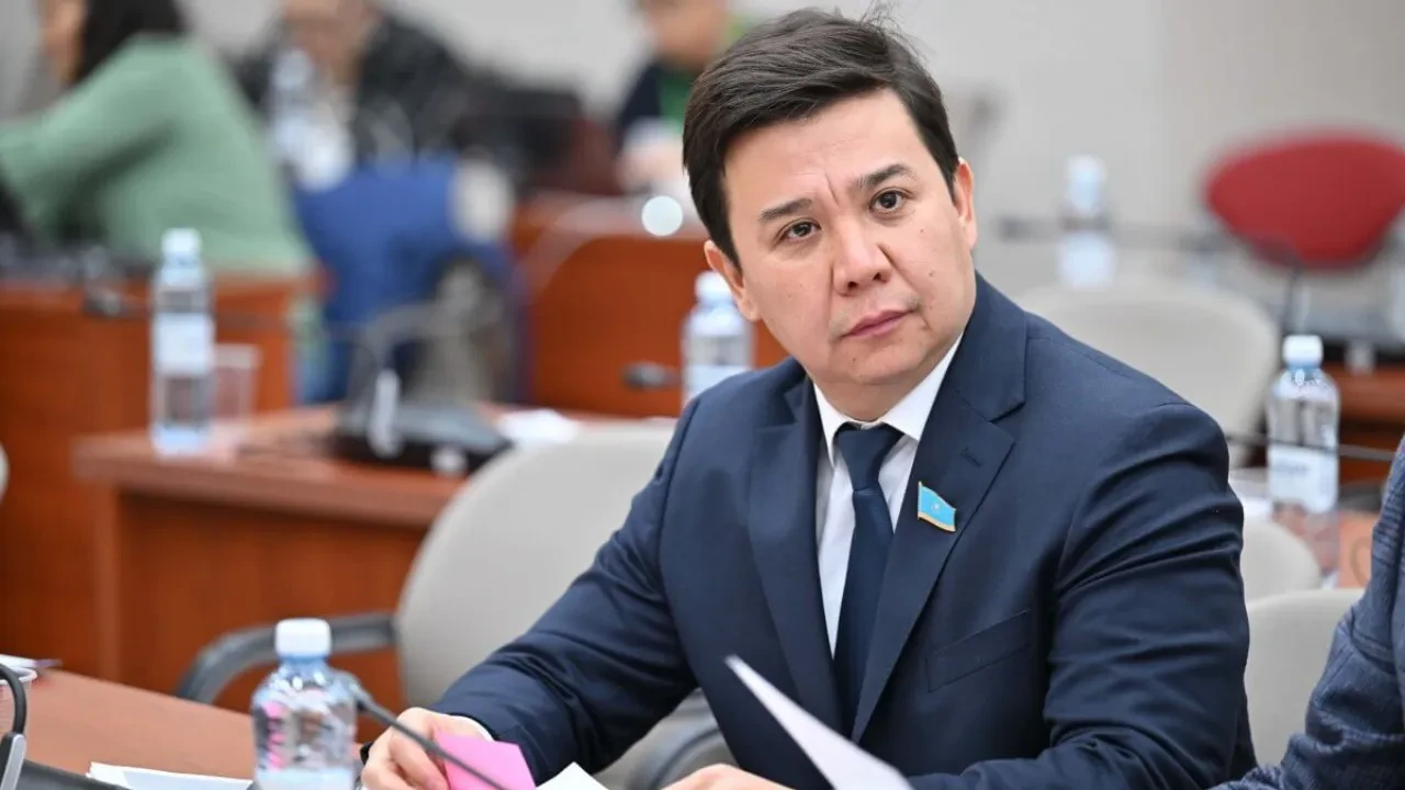 Тоқал дауына іліккен депутат елден сүйінші сұрады
