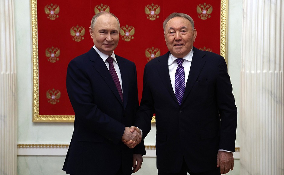 “Бұл не қылған сүмеңдеген жүріс?!": Депутат Назарбаевқа елден шығуға тыйым салуды ұсынды