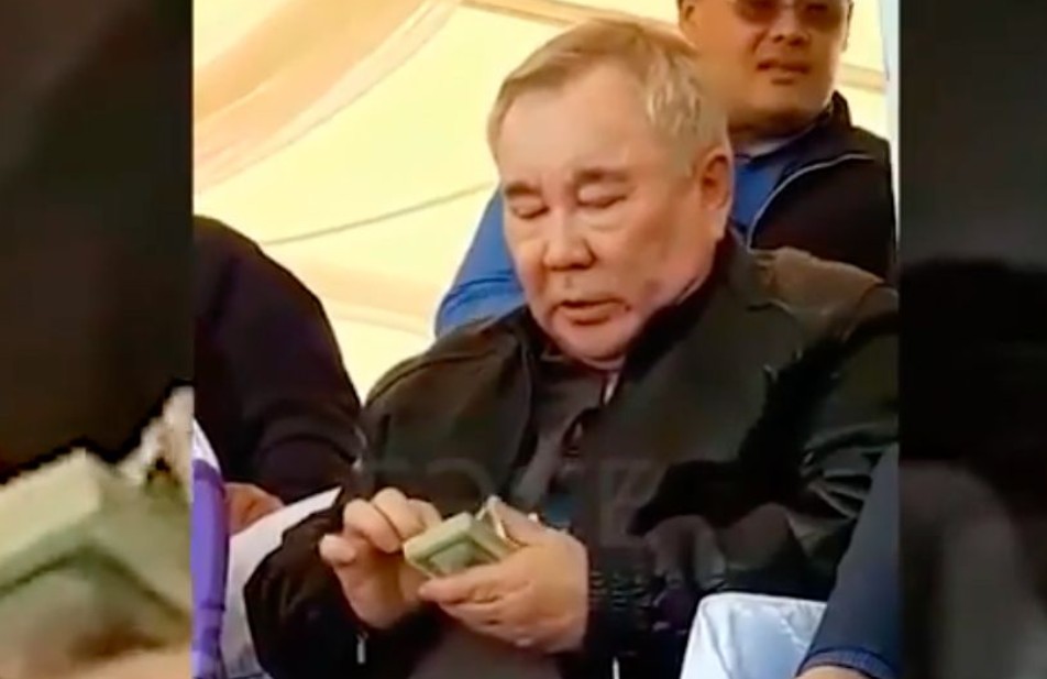 «Жуындысын ішкен, жамандамайды»: Болат Назарбаевтың көршісі оны мақтап, сынға қалды