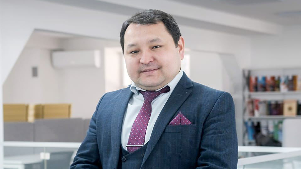 "Шенеуніктер маскасын шешсін": Сарапшы Қазақстан экономикасын сынға алды