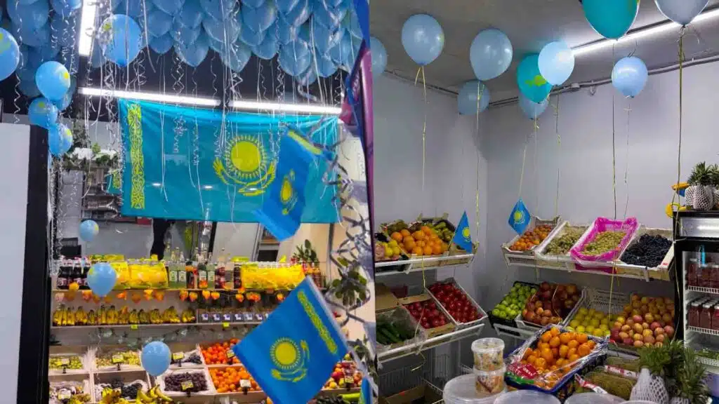 "Қоянбаев та келді": Астаналық кәсіпкер дүкенін Тәуелсіздік күніне орай ерекше безендірді