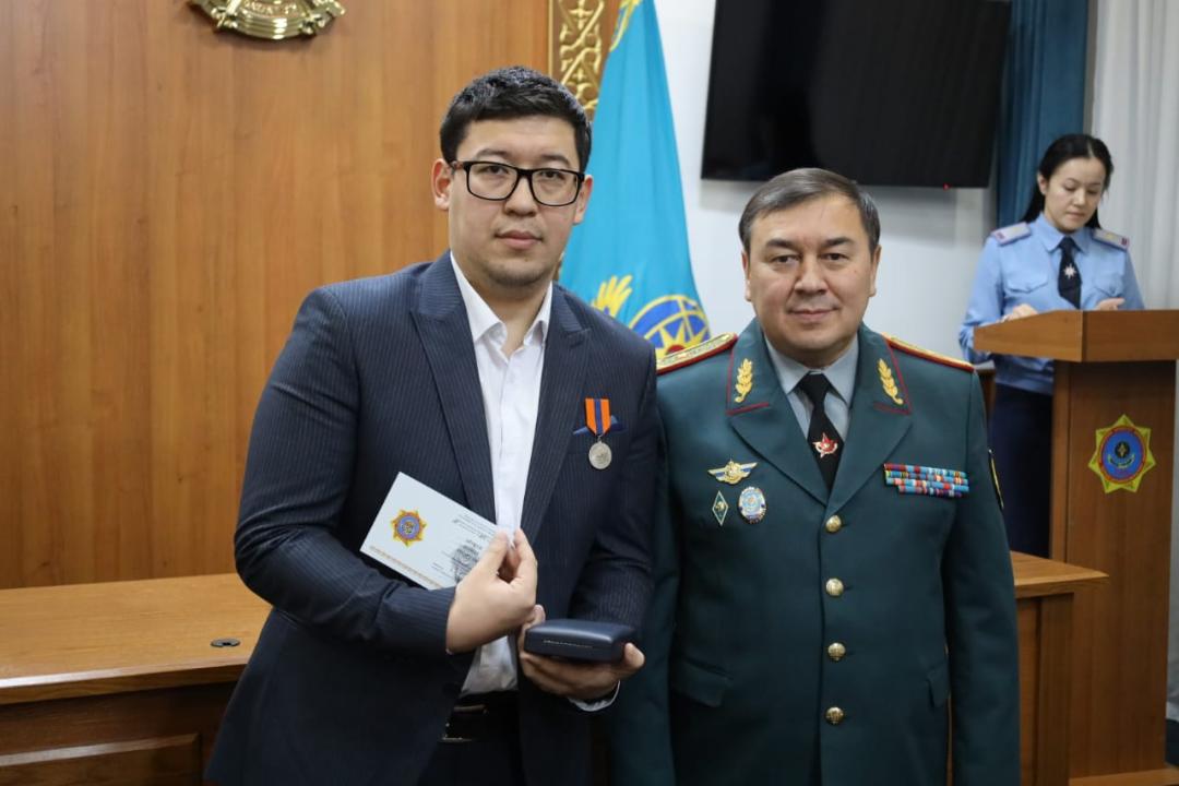 Астанада мұз астына түсіп кеткен адамды құтқарған азамат марапатталды