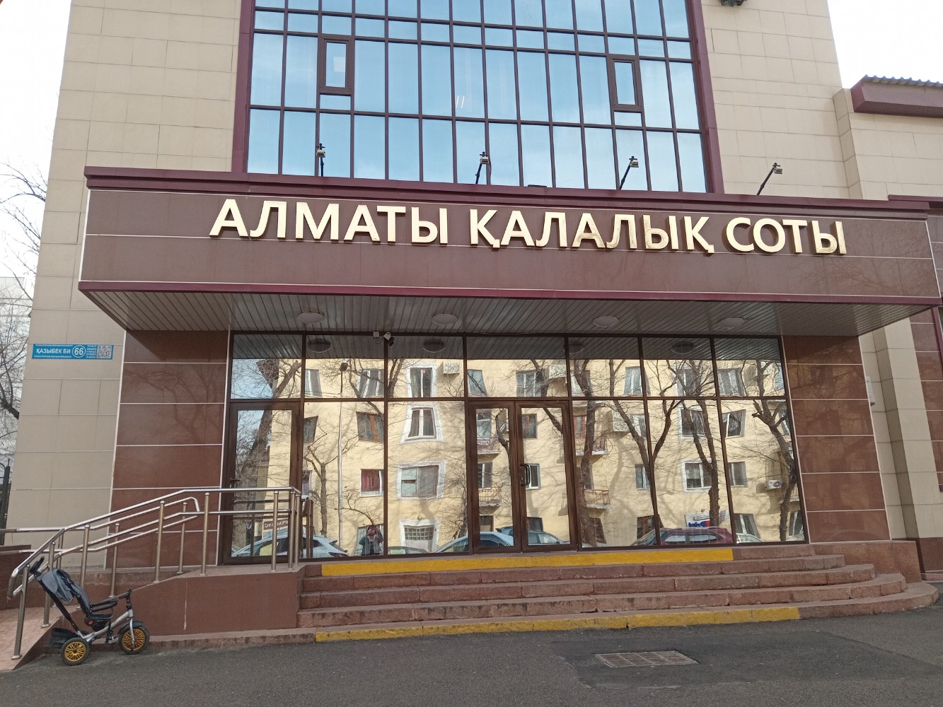 Алматыда "болашақ күйеуіне" көмектеспек болған үш бойжеткен сан соғып қалды