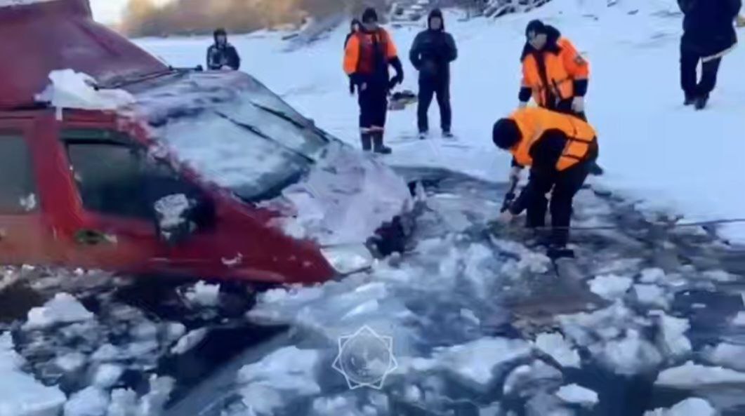 Батыс Қазақстанда мұз үстінен өтпек болған жүк көлігі суға батып кетті (ВИДЕО)