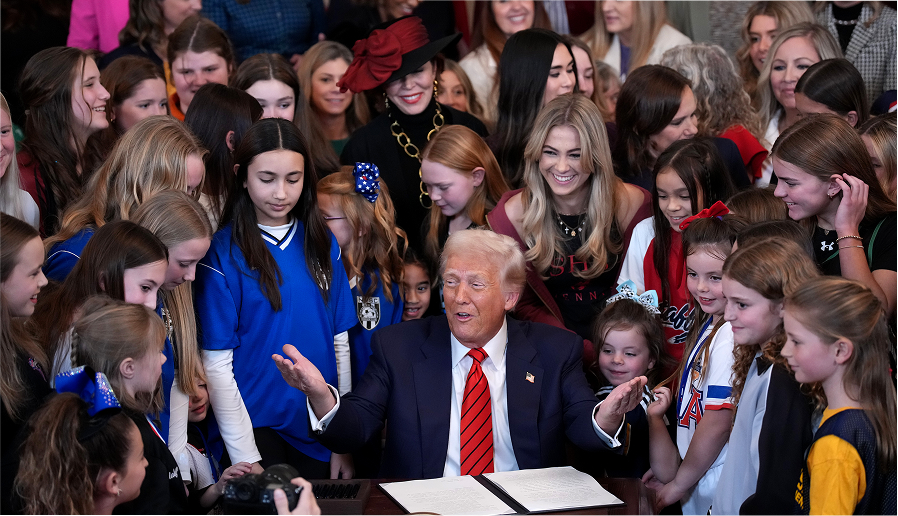 Трамп трансгендер спортшылардың әйелдердің жарысына қатысуына тыйым салды