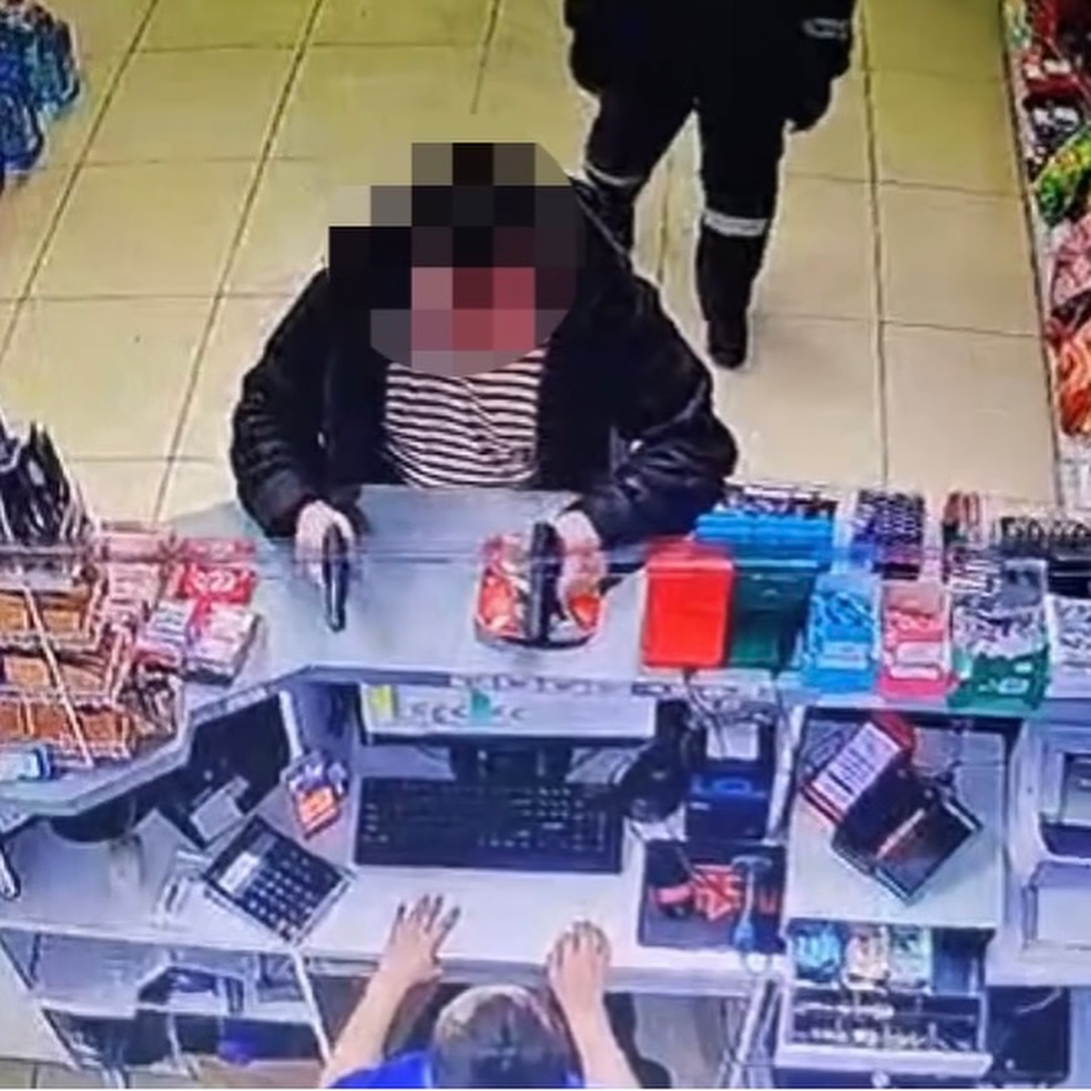 Батыс Қазақстандағы жанармай құю бекетінде тапанша ұстаған ер адам видеоға түсіп қалды