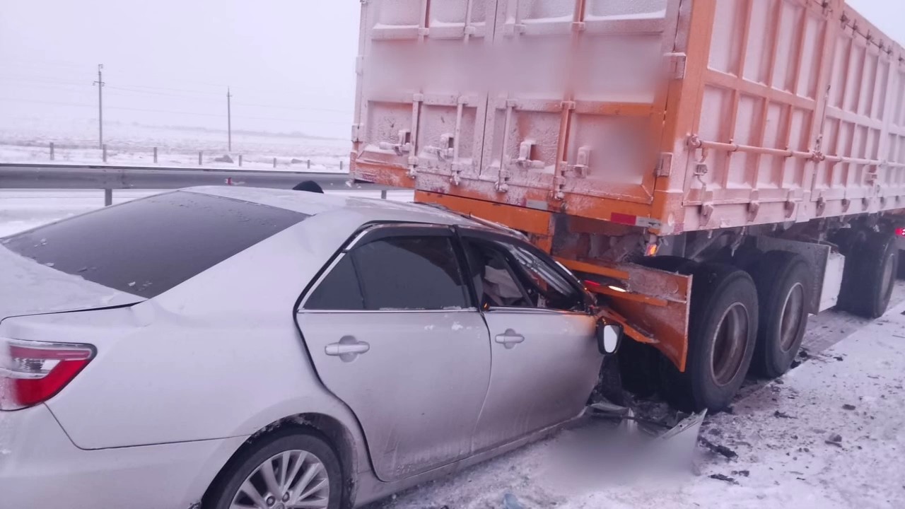 Павлодар облысында жүргізуші жүк көлігінің астына кіріп кетті: 2 адам көз жұмды