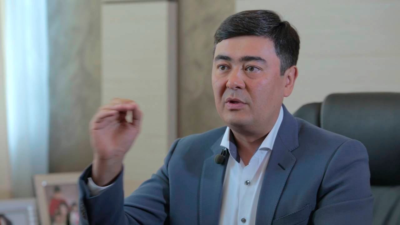 «Алпысбай»: 55 жасында әке атанған Арманжан Байтасов өсіп қалған ұлын көрсетті