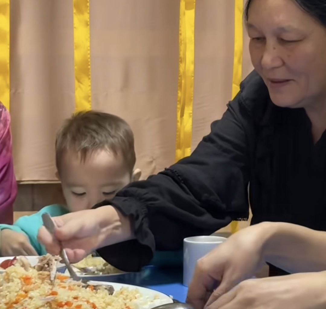 «Корпоративте отыр»: Жаңа жыл күні балабақшаға жалғыз барған бүлдіршін желі қолданушыларын сүйсінтті