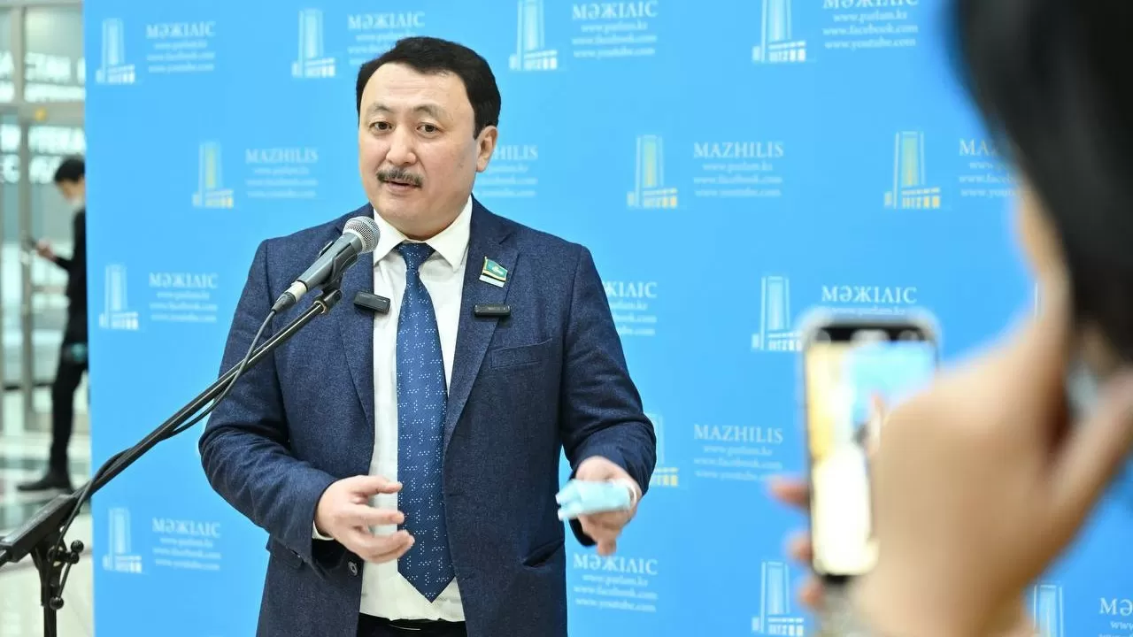 «Аңқау елге арамза емші»: депутат Қытайдан келген «емшілерге» шүйлікті