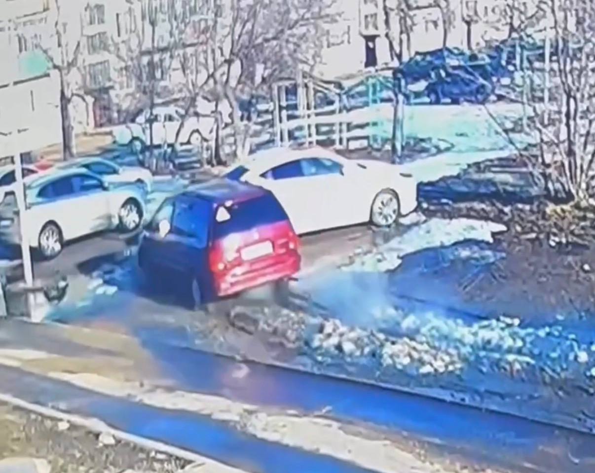 Курчатовта мас әйел бірнеше көлікті соқты (ВИДЕО)