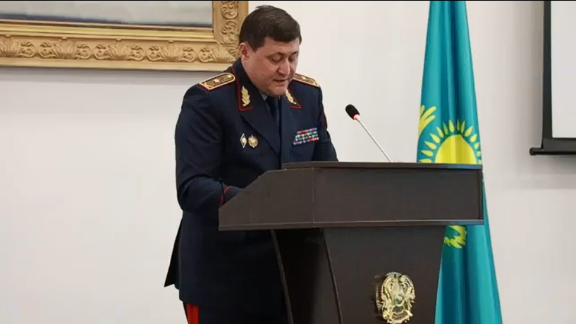 Астанада полиция департаментінің бастығы тұрғындармен есептік кездесу өткізді