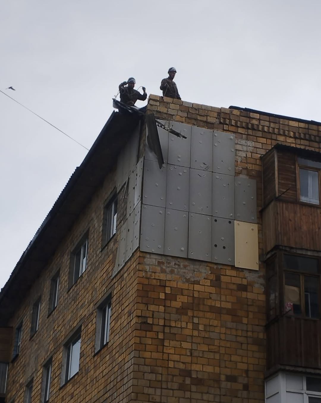 Қарағанды облысында қатты желден мектеп шатыры ұшып, мұржа құлаған (ВИДЕО)