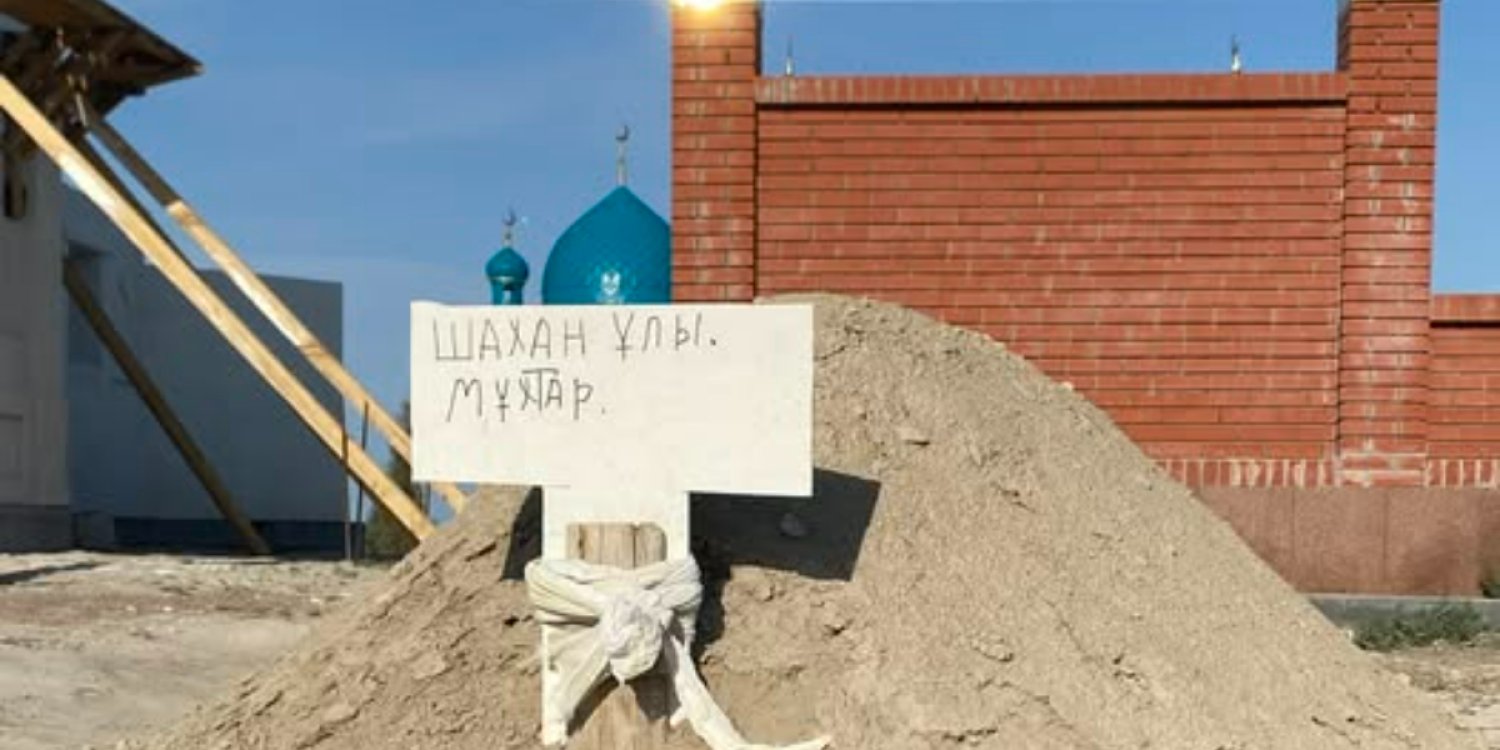 «Айналасы тапталып жатыр»: белсенді Мұхтар Шахановтың зираты туралы айтты