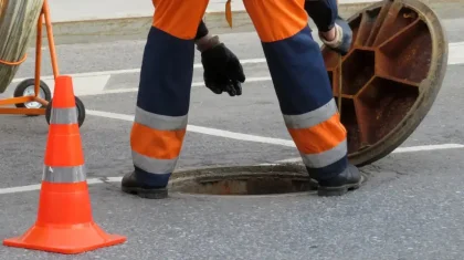 Жезқазғанда кәріз желісін тазалау кезінде жұмысшы көз жұмды