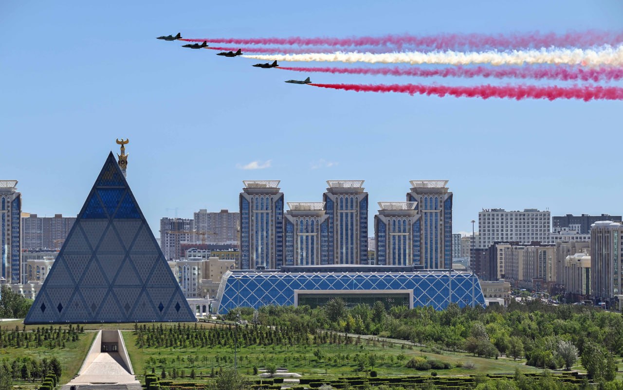 Ердоғанның құрметіне елорда аспанында Түркия туының түстері бейнеленді