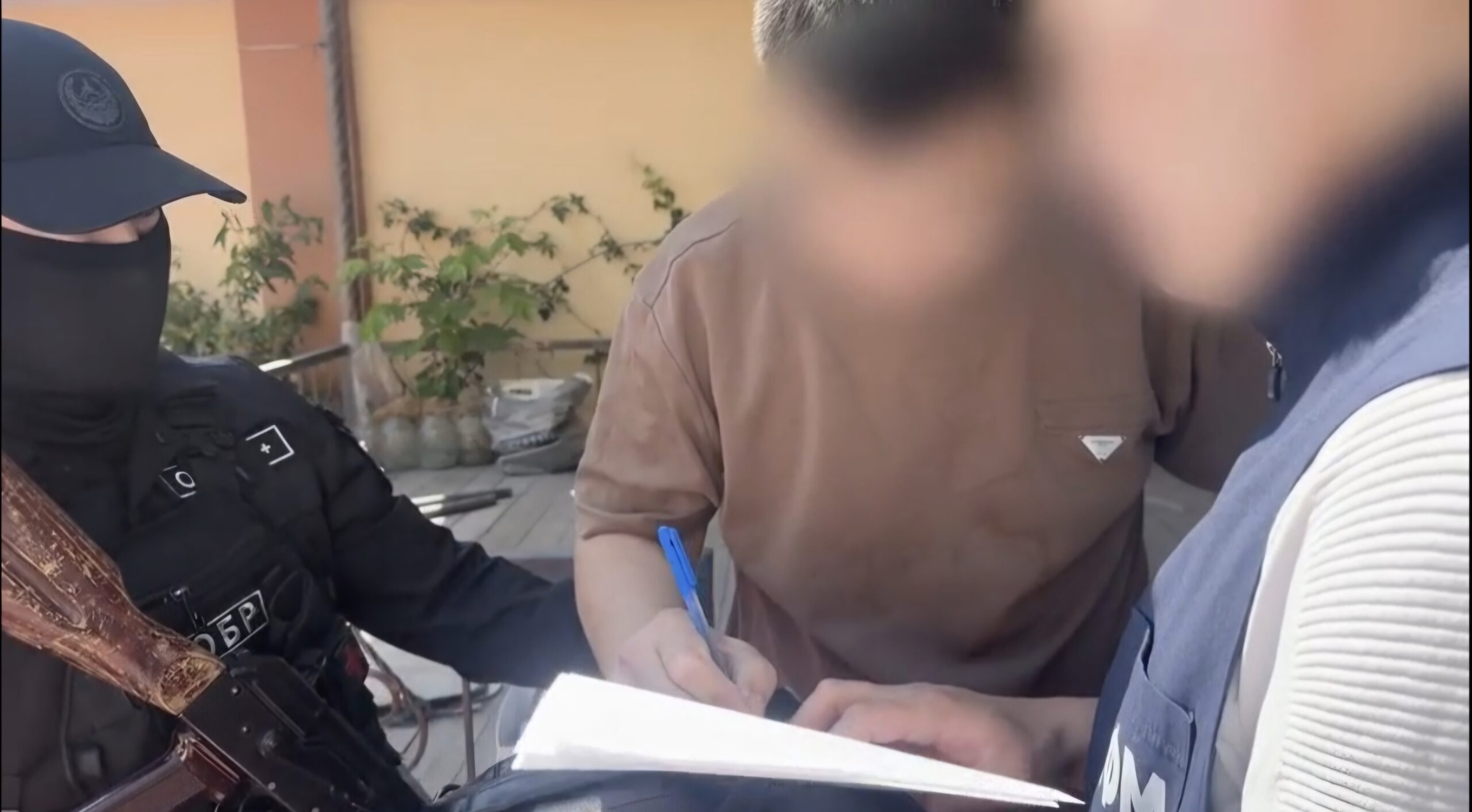 Тексерістен "құтқарамын" деген алаяқ кәсіпкерден 25 млн теңге алған