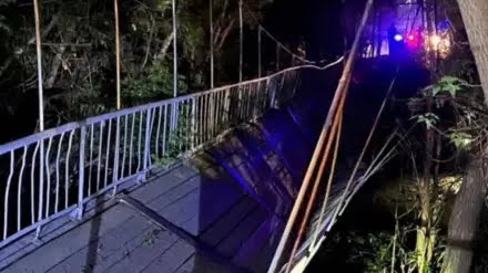 Өскеменде аспалы көпір құлады: зардап шеккендер бар