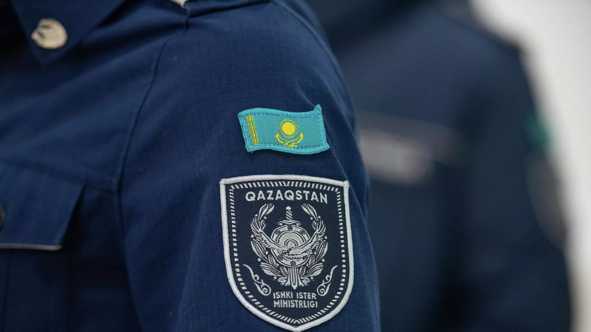 Жалаңаяқ батпақ кешкен тәртіп сақшысы адам өмірін сақтап қалды (ВИДЕО)
