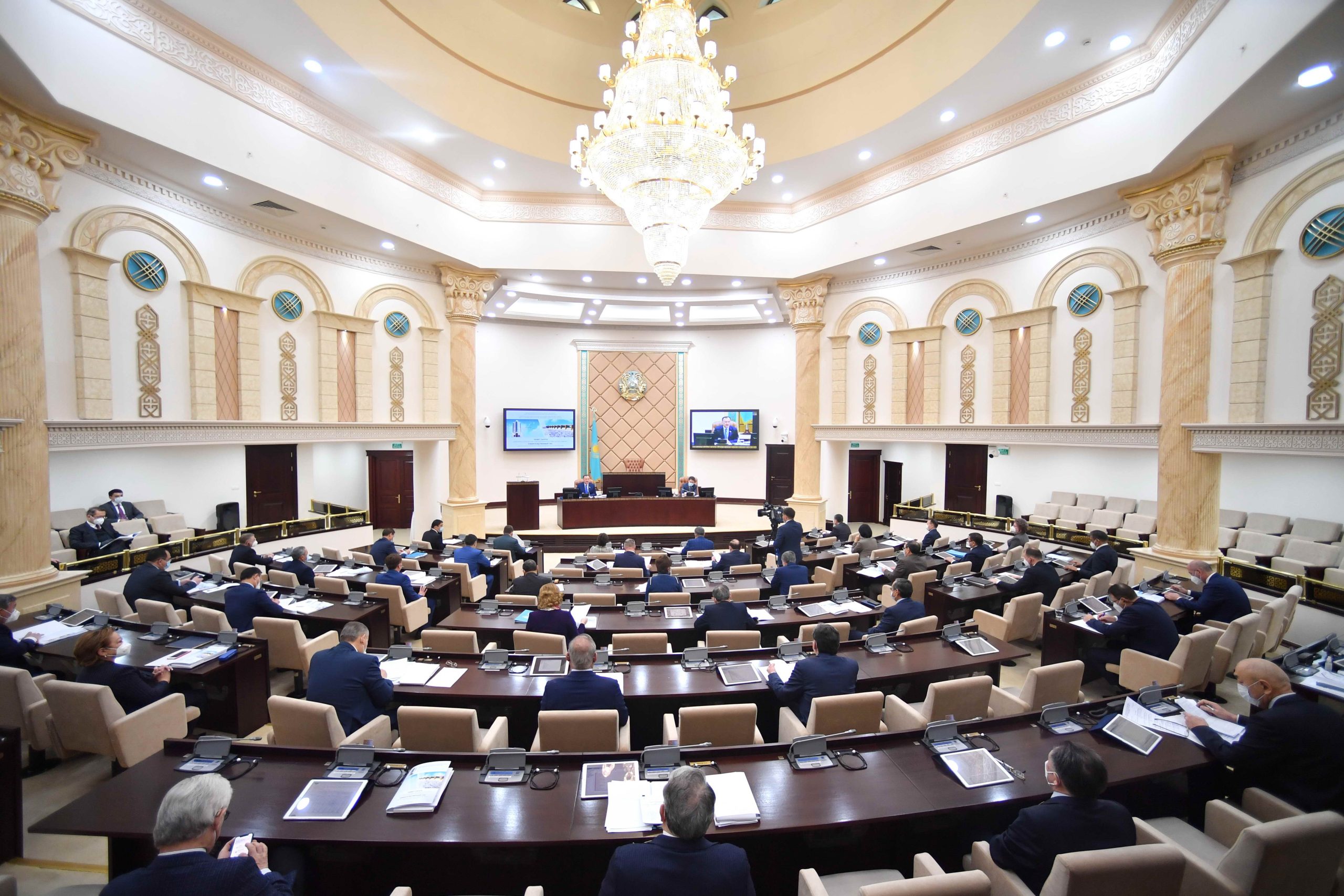 Сенаттың соңғы отырысы: Әшімбаев әріптестеріне ризашылығын білдірді