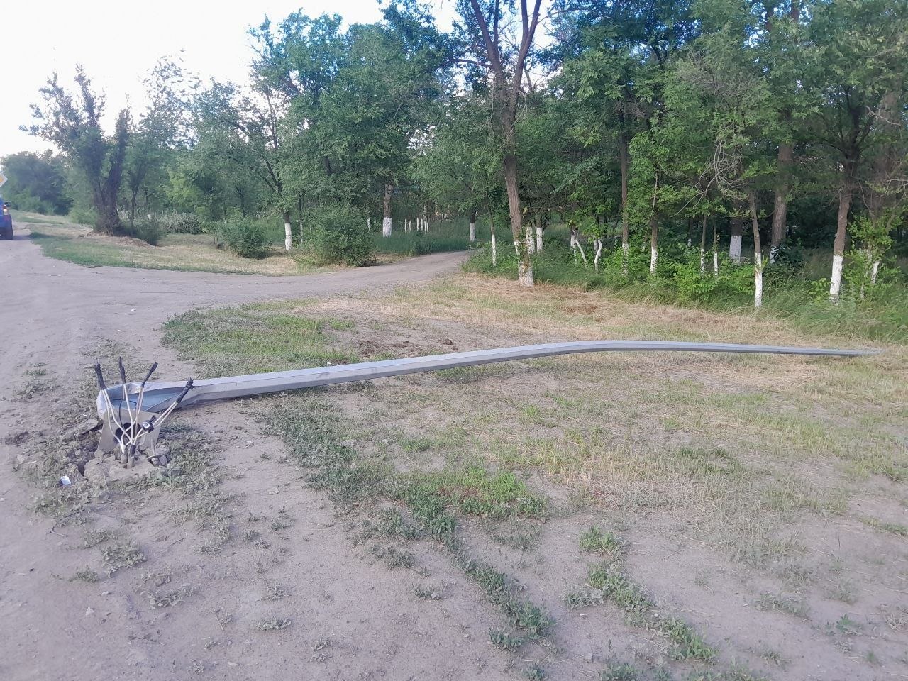 Полициядан қашқан жасөспірім көлікпен электр бағанасын соғып құлатқан