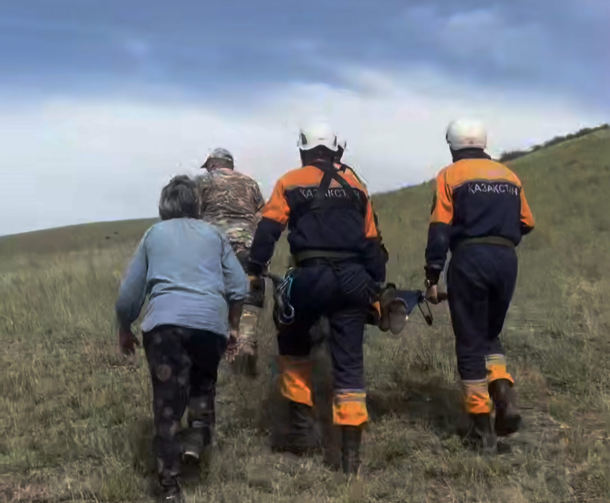 Жетісуда тауда жарақат алған жасөспірімді құтқарушылар аман алып түсті