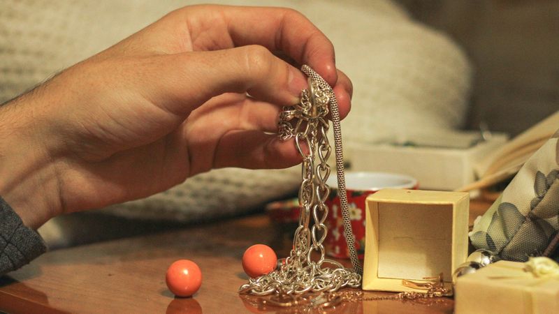 6 млн теңгенің алтыны жоқ: көкшетаулық жігіт алаяқтарға алданып қалды
