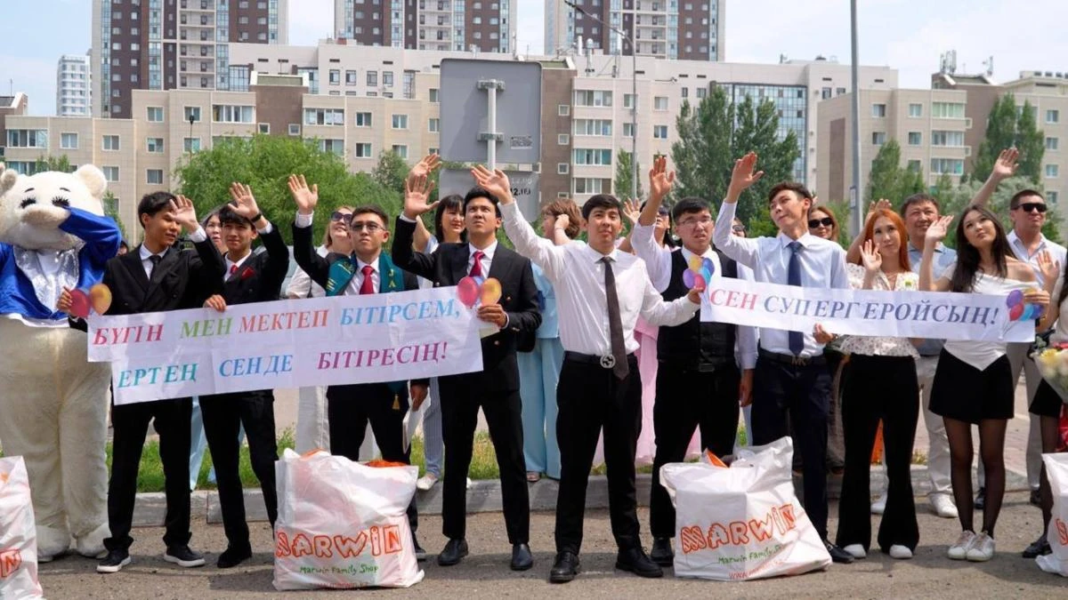 Астаналық түлектер мектеп бітіру кешінен бас тартып, онкологиялық дертке шалдыққан балаларға қолдау көрсетті