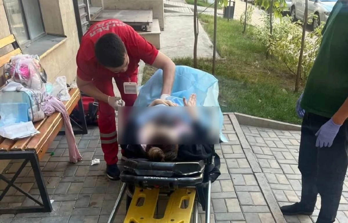 Алматыда әйел тұрғын үй ауласында босанды: жедел жәрдем қызметі түсініктеме берді