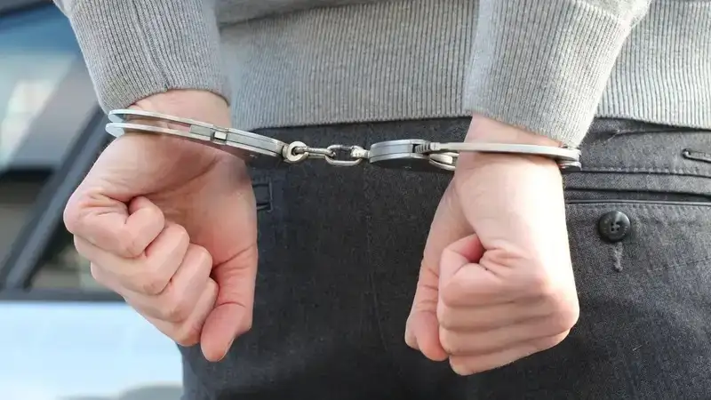 Ұлытауда кәсіпорын директоры тергеушіге пара бермек болған сәтте ұсталды (ВИДЕО)